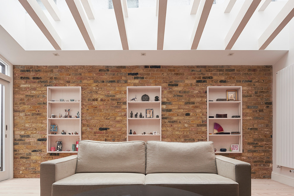 Esempio di un soggiorno minimal di medie dimensioni e chiuso con pareti multicolore, parquet chiaro e TV autoportante