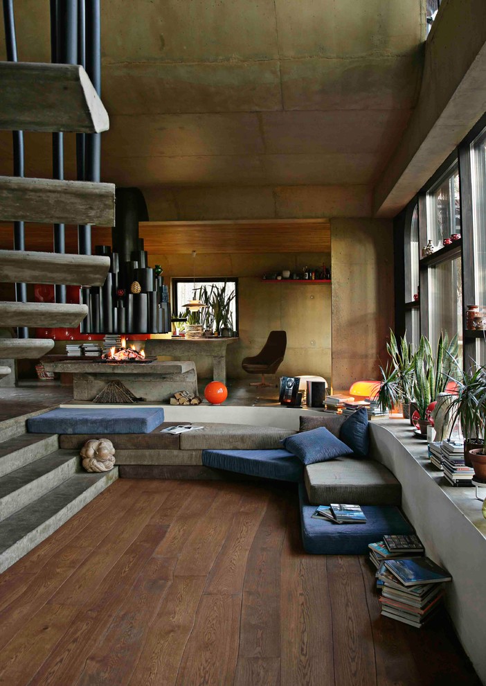 Fernseherloses Stilmix Wohnzimmer mit braunem Holzboden in Sonstige