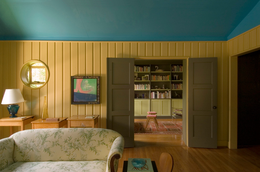 Idee per un soggiorno bohémian di medie dimensioni e aperto con sala formale, pareti verdi, pavimento in legno massello medio e nessuna TV