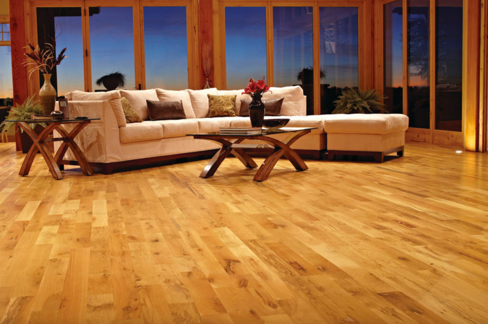 Imagen de salón abierto tradicional renovado grande sin chimenea y televisor con suelo de madera en tonos medios y suelo marrón