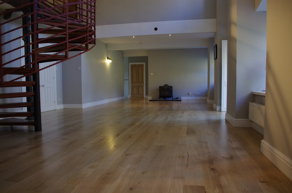 Ejemplo de salón cerrado urbano extra grande con suelo de madera en tonos medios