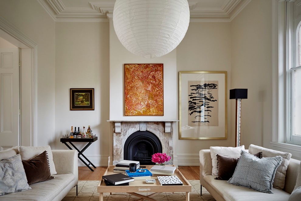 Repräsentatives Klassisches Wohnzimmer mit weißer Wandfarbe, hellem Holzboden und Kamin in Sydney