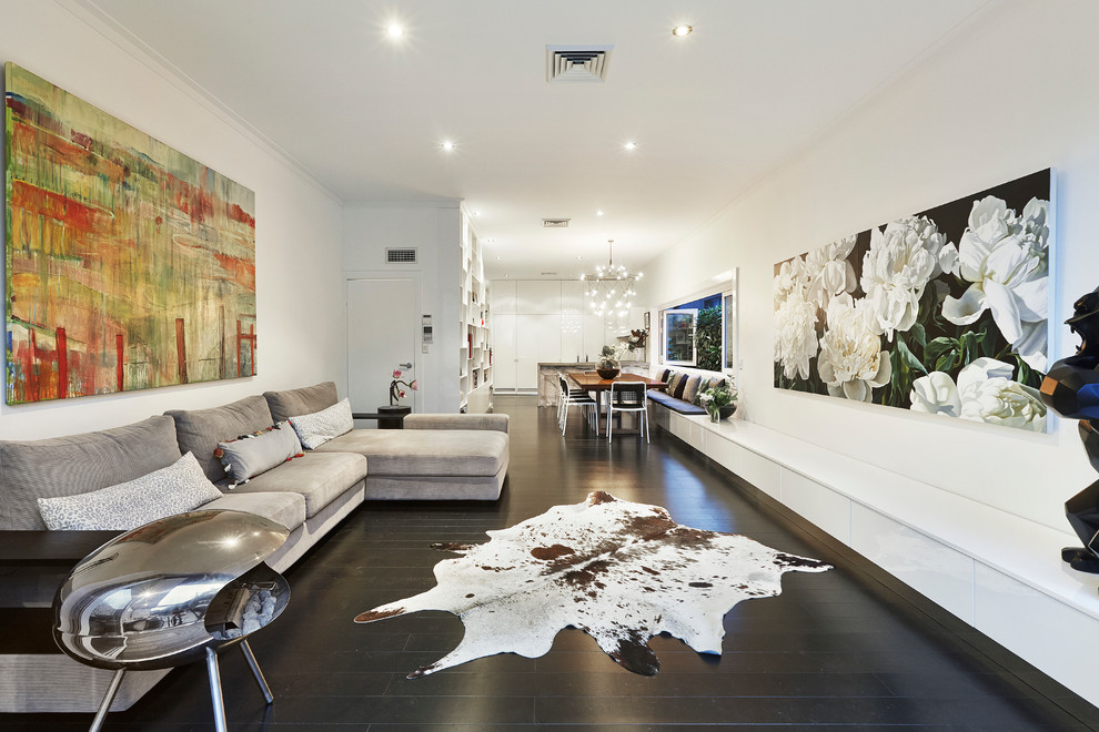Ispirazione per un soggiorno design di medie dimensioni e aperto con pareti bianche e parquet scuro