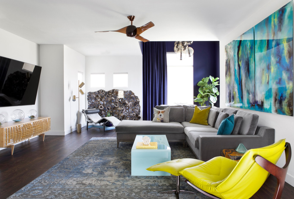 Modernes Wohnzimmer mit weißer Wandfarbe, dunklem Holzboden, TV-Wand und braunem Boden in Dallas