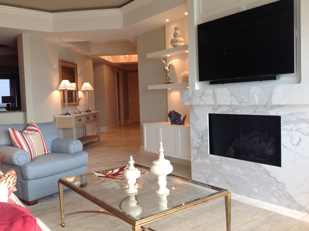 Свежая идея для дизайна: большая открытая гостиная комната в стиле неоклассика (современная классика) с мраморным полом, стандартным камином, фасадом камина из камня и телевизором на стене - отличное фото интерьера