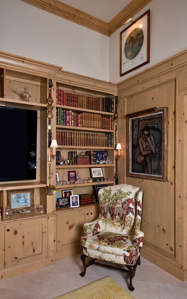 Modelo de biblioteca en casa cerrada clásica de tamaño medio con paredes blancas, pared multimedia, suelo de travertino y suelo beige