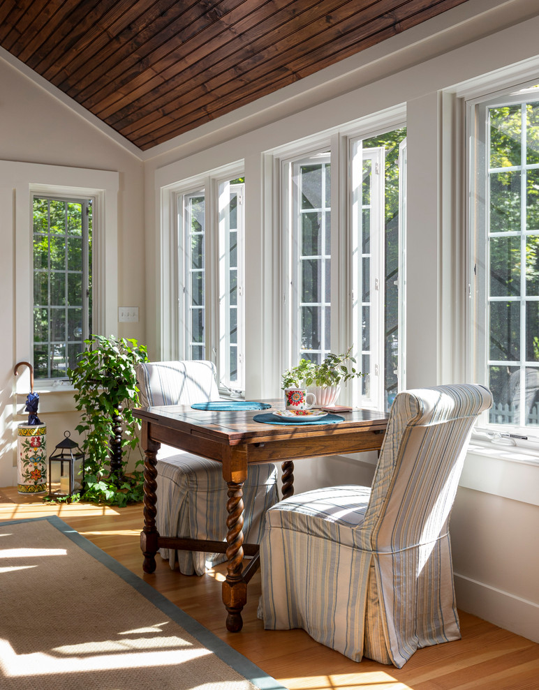 Maritimes Wohnzimmer mit beiger Wandfarbe, braunem Holzboden, Kamin und Kaminumrandung aus Stein in Providence
