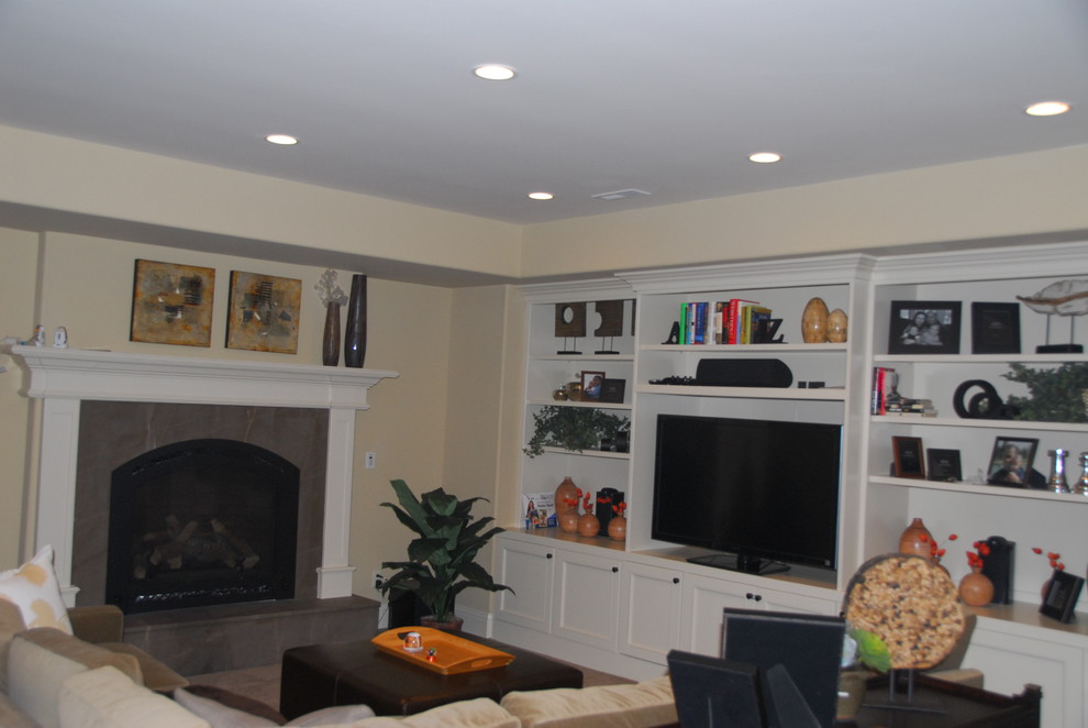 Foto på ett mellanstort vintage separat vardagsrum, med beige väggar, heltäckningsmatta, en standard öppen spis och en fristående TV