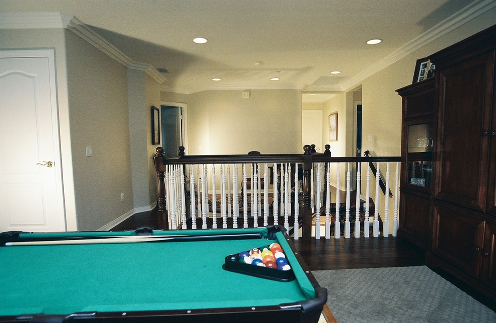 На фото: парадная, открытая гостиная комната среднего размера в классическом стиле с бежевыми стенами и темным паркетным полом