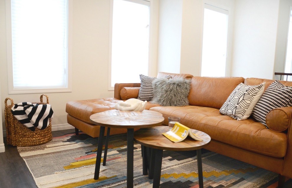 Стильный дизайн: открытая гостиная комната среднего размера в стиле фьюжн с белыми стенами, полом из ламината и коричневым полом - последний тренд