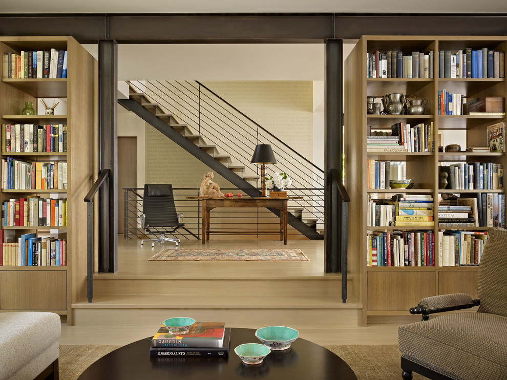 Ejemplo de biblioteca en casa contemporánea con suelo de madera clara