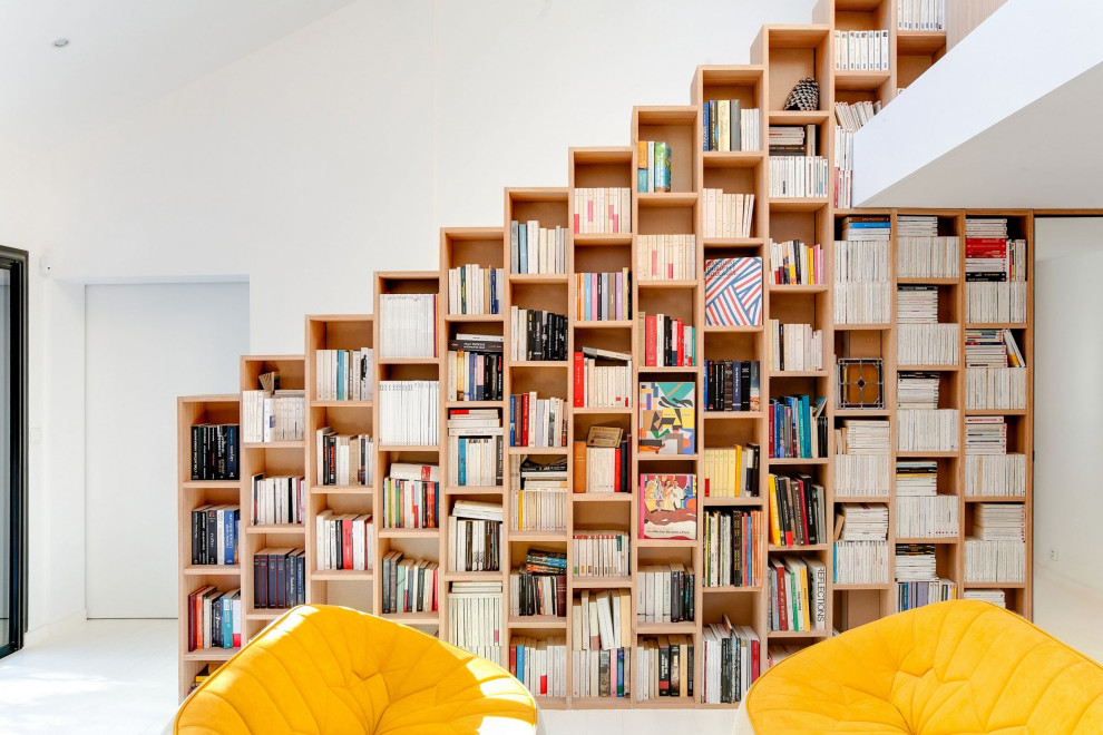 Inspiration för ett litet funkis loftrum, med ett bibliotek, plywoodgolv och en spiselkrans i trä