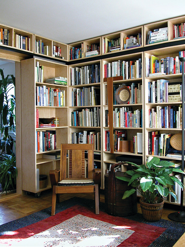 Immagine di un soggiorno minimalista con libreria