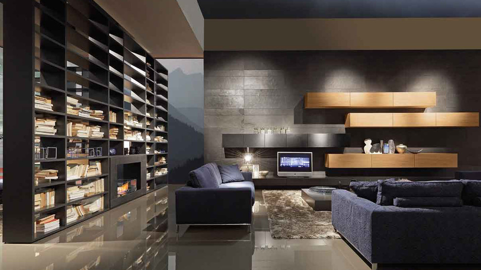 Cette image montre un grand salon mansardé ou avec mezzanine minimaliste avec une salle de réception, un mur gris, un téléviseur fixé au mur, aucune cheminée et un sol marron.