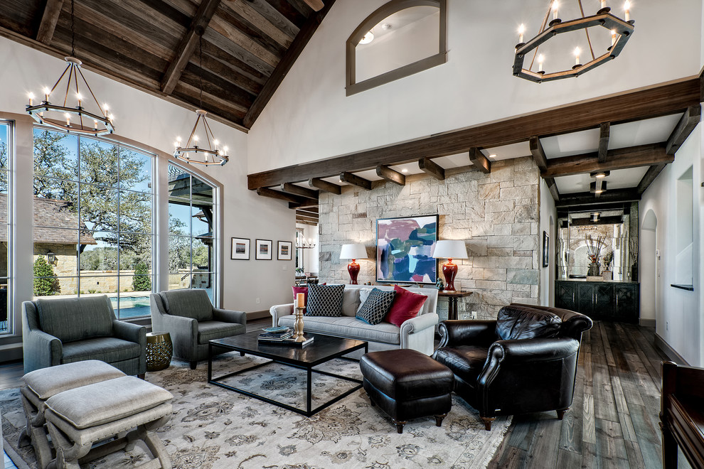 Idée de décoration pour un salon chalet fermé avec une salle de réception, un mur blanc et parquet foncé.