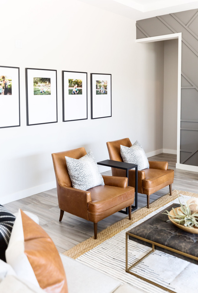 Mittelgroßes Modernes Wohnzimmer mit grauer Wandfarbe, TV-Wand und beigem Boden in Phoenix