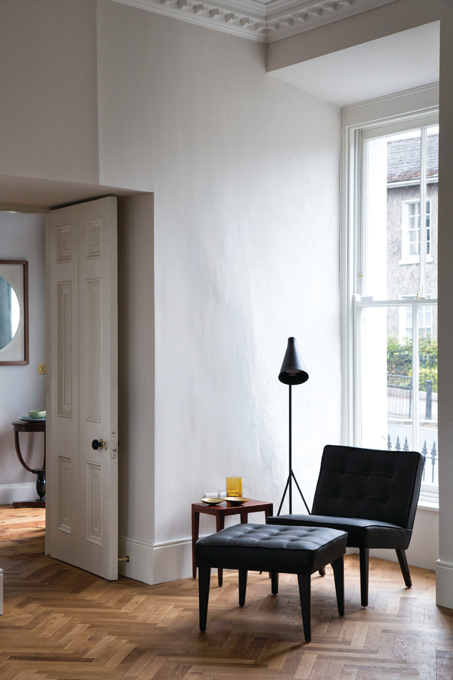 Modelo de salón contemporáneo grande con paredes blancas y suelo de madera en tonos medios