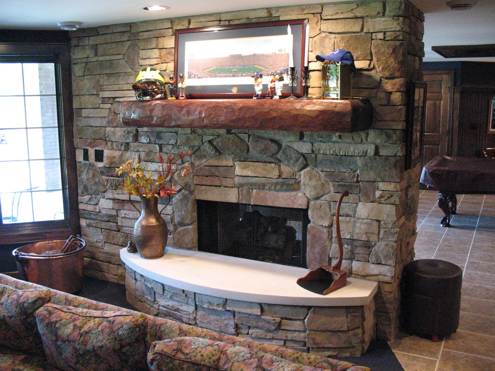 デトロイトにある中くらいなトラディショナルスタイルのおしゃれなリビング (セラミックタイルの床、標準型暖炉、石材の暖炉まわり、テレビなし、茶色い床) の写真