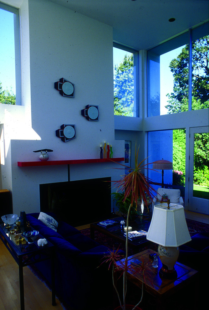Idée de décoration pour un grand salon minimaliste ouvert avec une salle de réception, un mur blanc, parquet clair, une cheminée standard et un manteau de cheminée en plâtre.