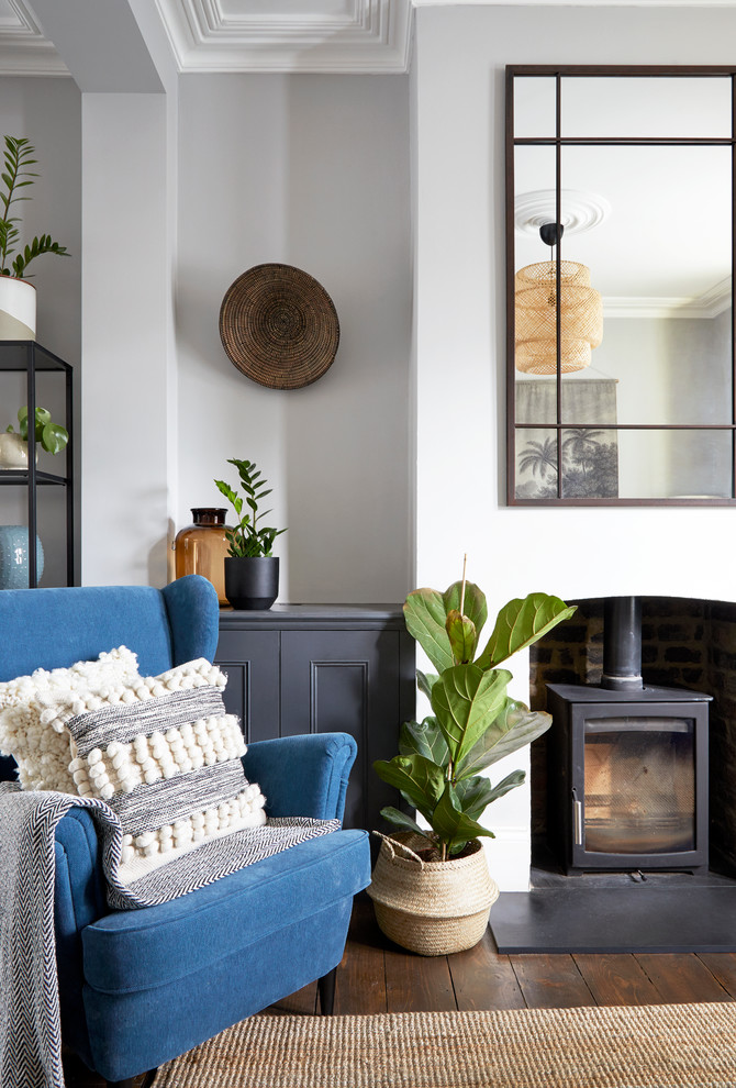 Kleines Klassisches Wohnzimmer mit grauer Wandfarbe, braunem Boden, dunklem Holzboden und Kaminofen in London