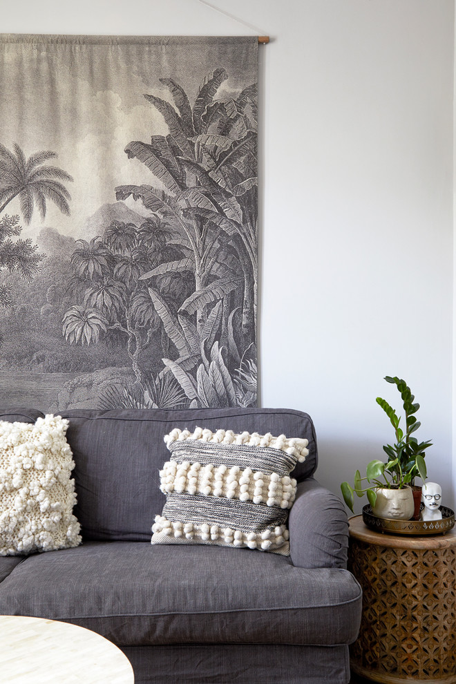 Idee per un piccolo soggiorno bohémian con pareti grigie, pavimento in legno massello medio e pavimento marrone