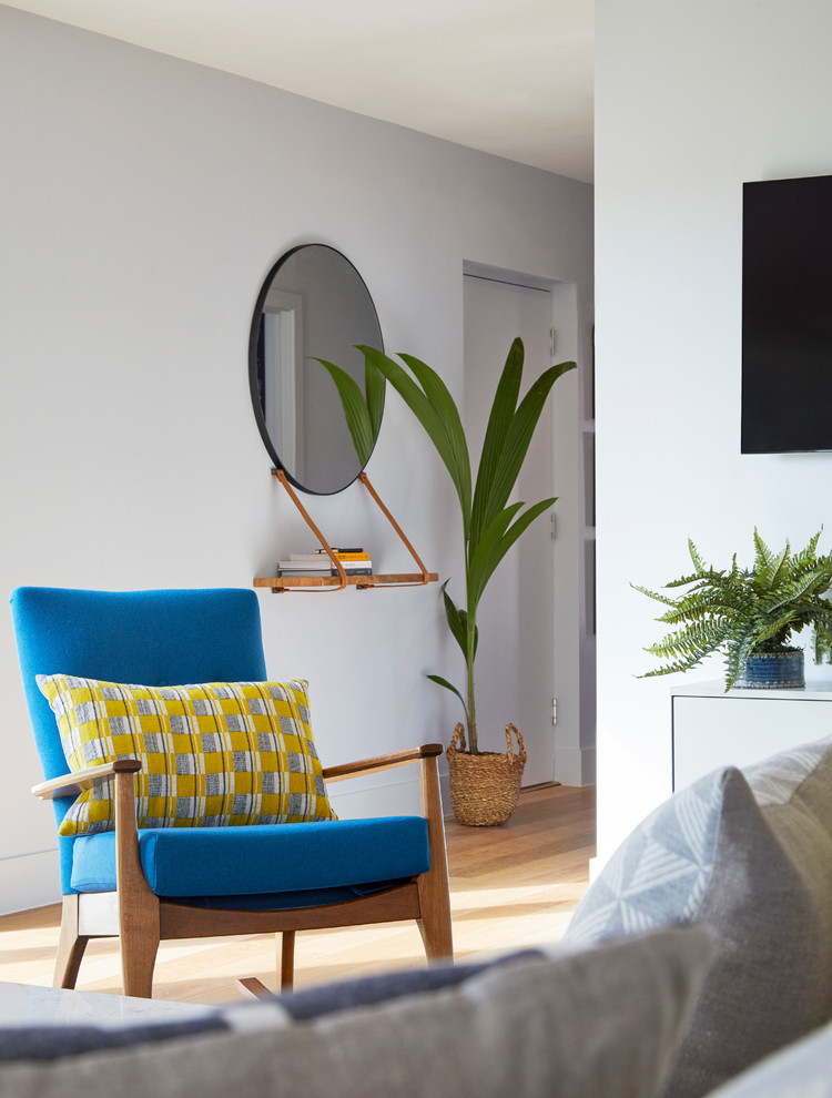 Großes, Offenes Modernes Wohnzimmer mit grauer Wandfarbe, hellem Holzboden und TV-Wand in London