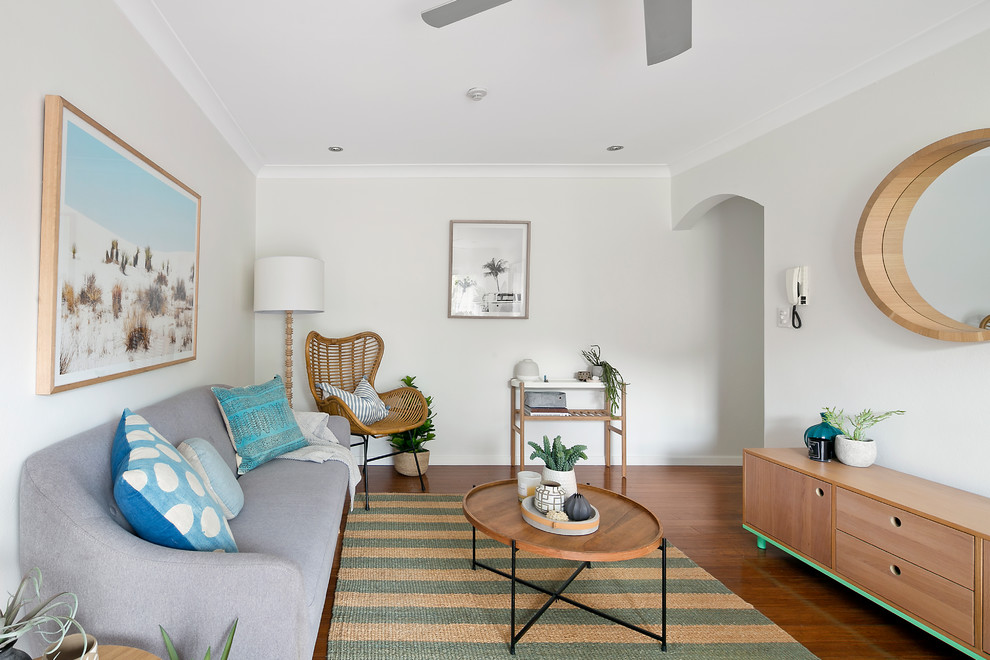 Idee per un soggiorno stile marino di medie dimensioni e aperto con pareti bianche e pavimento in legno massello medio