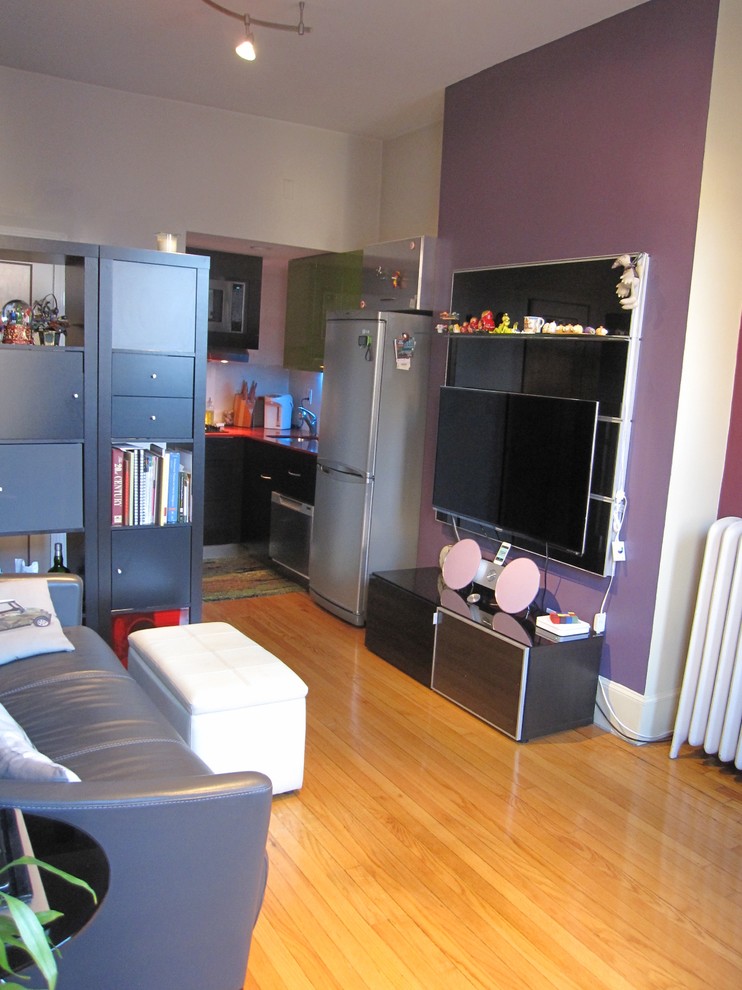 На фото: маленькая открытая гостиная комната в стиле модернизм с фиолетовыми стенами, светлым паркетным полом и телевизором на стене без камина для на участке и в саду