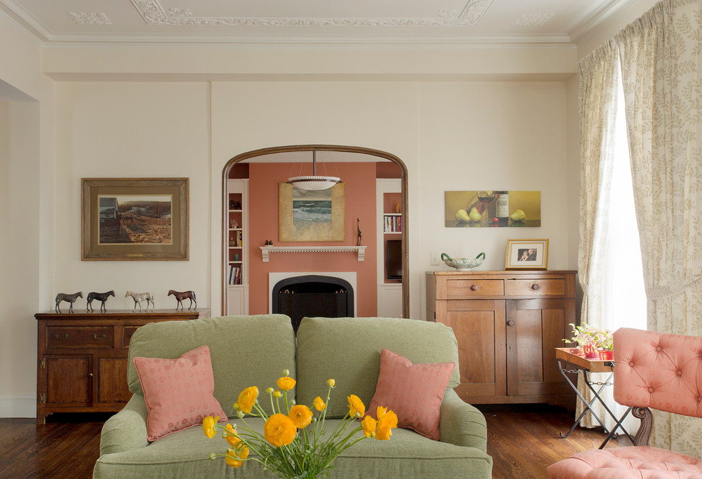 Foto på ett vintage separat vardagsrum, med beige väggar och mörkt trägolv