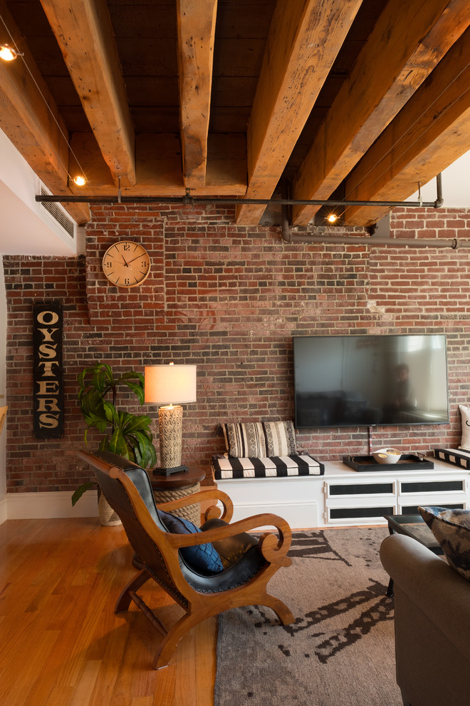 Diseño de salón abierto industrial de tamaño medio sin chimenea con paredes marrones, suelo de madera clara, televisor colgado en la pared y suelo beige