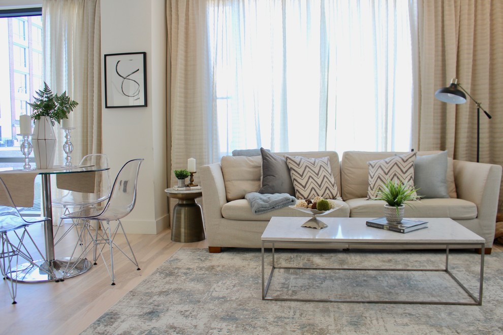 Imagen de salón abierto actual de tamaño medio sin chimenea con paredes beige, suelo laminado, televisor independiente y suelo beige