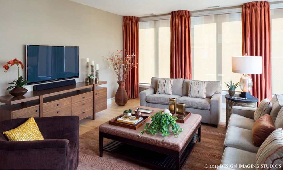 Inspiration för ett vintage vardagsrum, med beige väggar, ljust trägolv och en väggmonterad TV