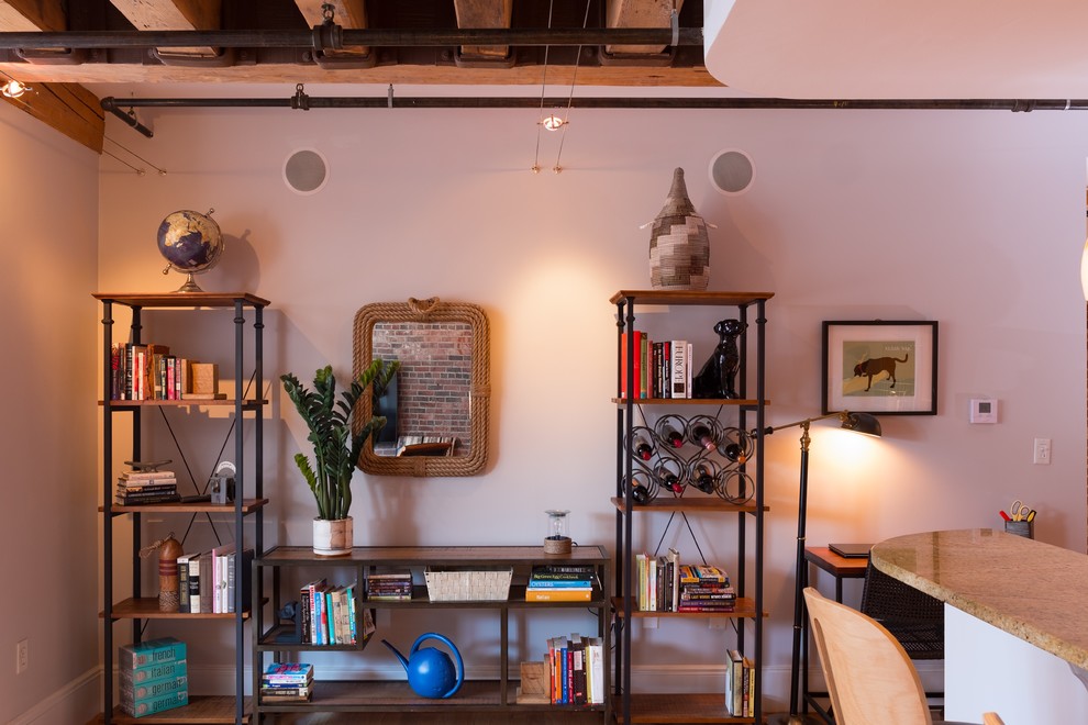 Imagen de salón abierto industrial de tamaño medio sin chimenea con paredes marrones, suelo de madera clara, televisor colgado en la pared y suelo beige