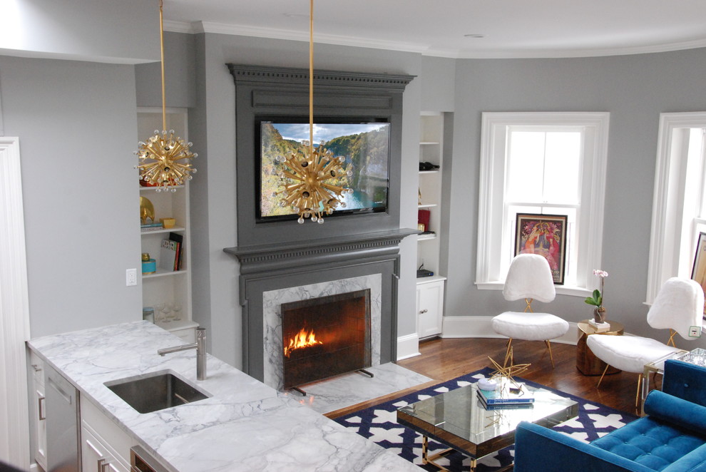 Kleines, Offenes Modernes Wohnzimmer ohne Kamin mit grauer Wandfarbe, braunem Holzboden, gefliester Kaminumrandung, TV-Wand und braunem Boden in Boston