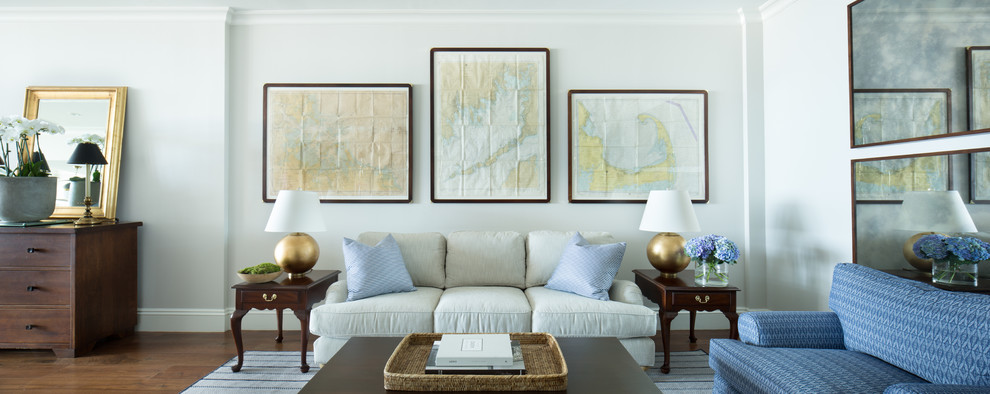 Großes, Repräsentatives, Offenes Klassisches Wohnzimmer mit weißer Wandfarbe und braunem Holzboden in Boston