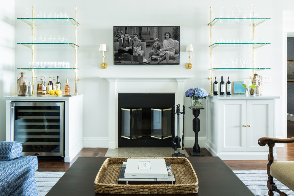 Imagen de salón con barra de bar abierto vintage grande con paredes blancas, moqueta, todas las chimeneas, marco de chimenea de madera y televisor colgado en la pared