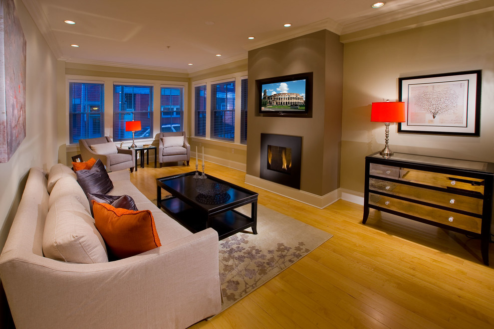 Exempel på ett modernt vardagsrum, med grå väggar, ljust trägolv, en standard öppen spis och en inbyggd mediavägg