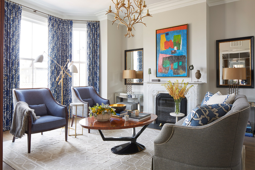 Источник вдохновения для домашнего уюта: парадная гостиная комната среднего размера в стиле неоклассика (современная классика) с серыми стенами, стандартным камином, темным паркетным полом и синими шторами без телевизора