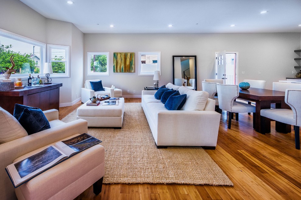 Immagine di un ampio soggiorno design aperto con sala formale, pareti beige e pavimento in bambù