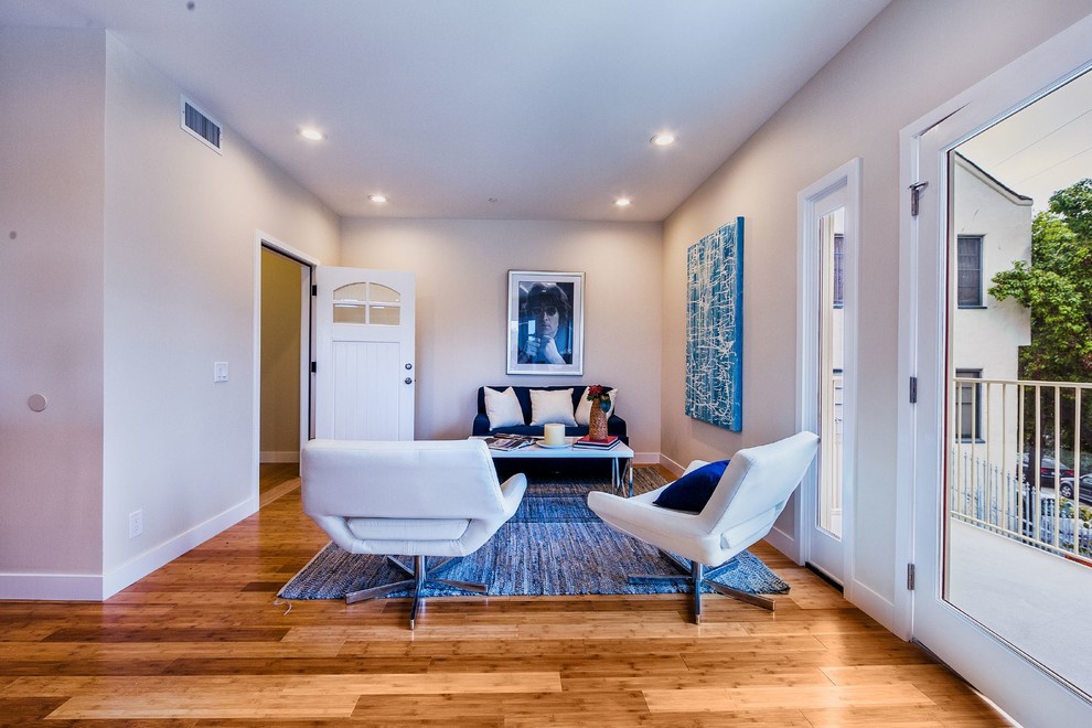 Immagine di un piccolo soggiorno minimal con sala formale, pareti beige e pavimento in bambù