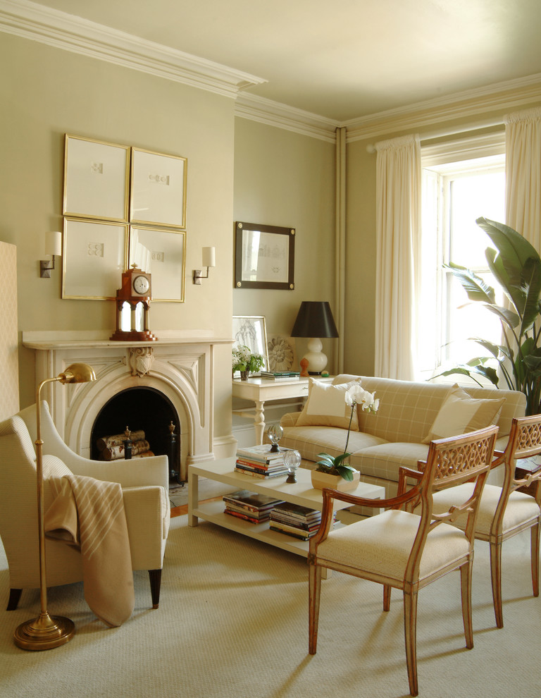 Immagine di un soggiorno classico con sala formale, pareti verdi, pavimento in legno massello medio, camino classico e pavimento beige
