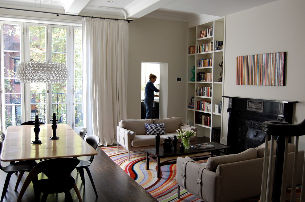 Пример оригинального дизайна: открытая гостиная комната в стиле модернизм с бежевыми стенами и стандартным камином