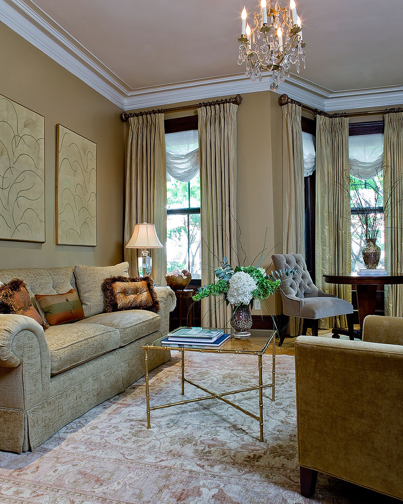 Modelo de salón para visitas tradicional con paredes beige y cortinas