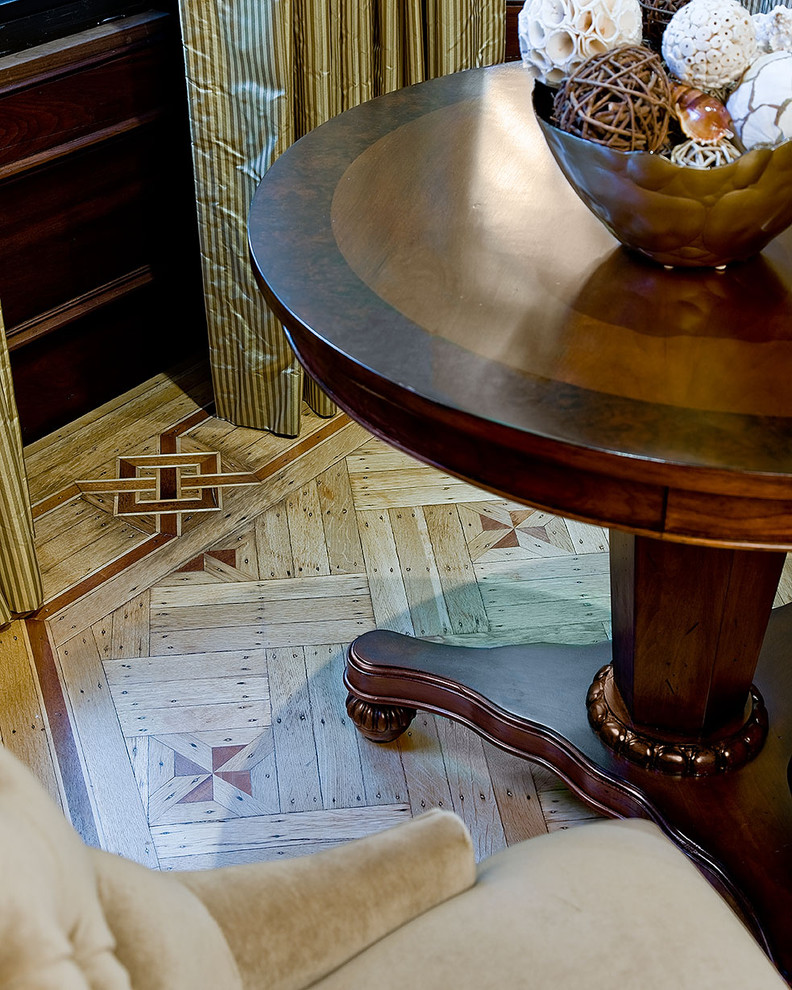 Immagine di un soggiorno tradizionale con pavimento in legno massello medio