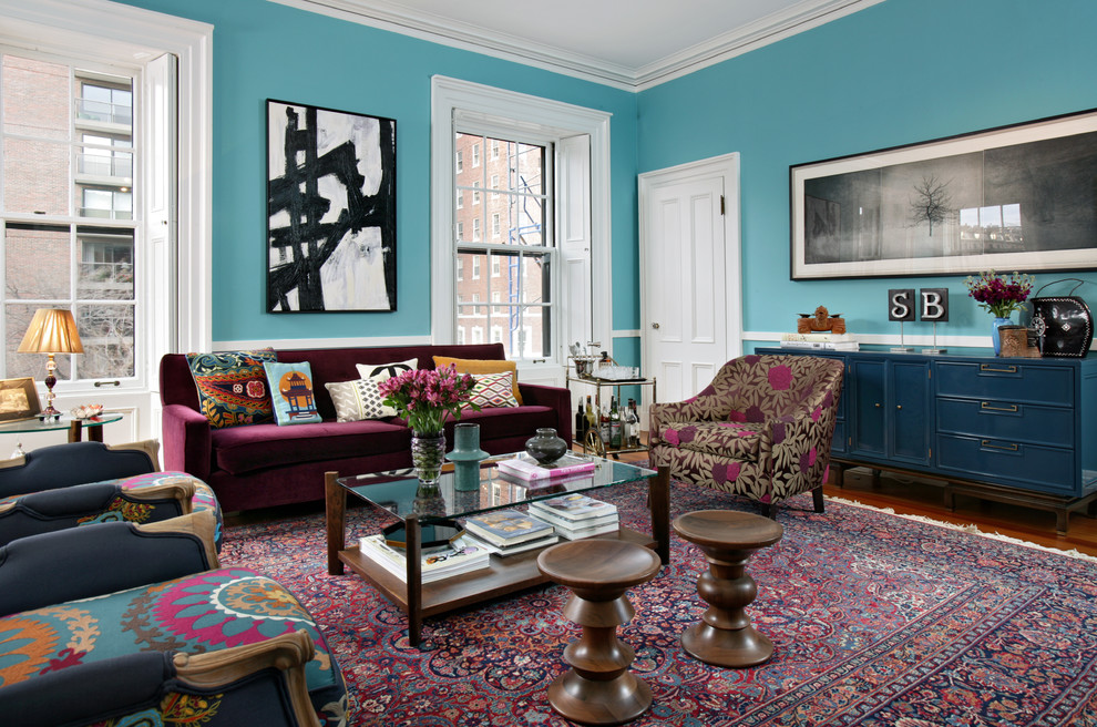 Modelo de salón ecléctico con paredes azules y alfombra