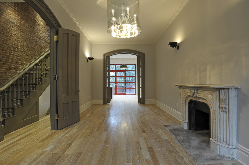 Свежая идея для дизайна: гостиная комната в современном стиле с серыми стенами и стандартным камином - отличное фото интерьера