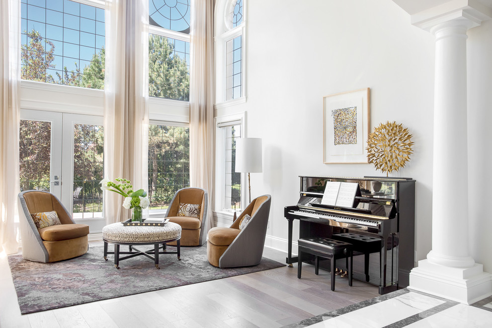 Esempio di un soggiorno classico con pareti bianche, parquet chiaro e pavimento beige