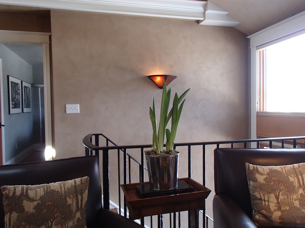 Foto de salón abierto rural grande con paredes beige, suelo de madera en tonos medios, estufa de leña, marco de chimenea de yeso y televisor colgado en la pared