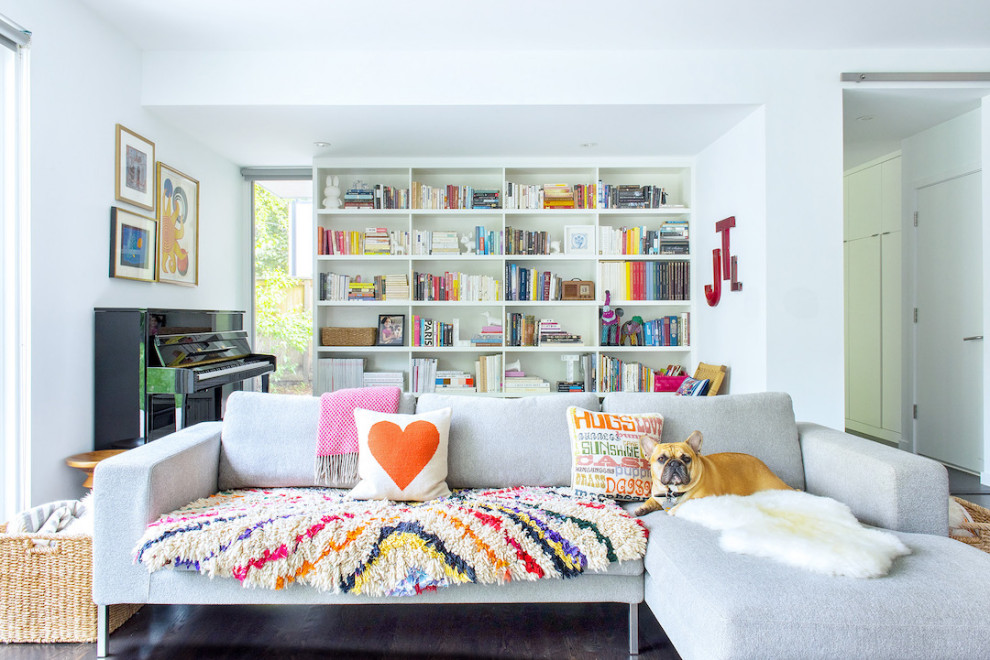 Foto di un soggiorno minimal con pareti bianche, parquet scuro e pavimento marrone