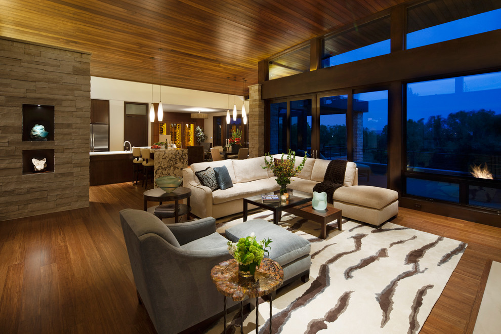 Стильный дизайн: большая открытая гостиная комната в современном стиле с полом из бамбука - последний тренд